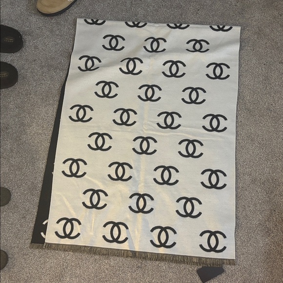 CHANEL SCARF 🧣 (half cashmere) - Picture 7 of 7